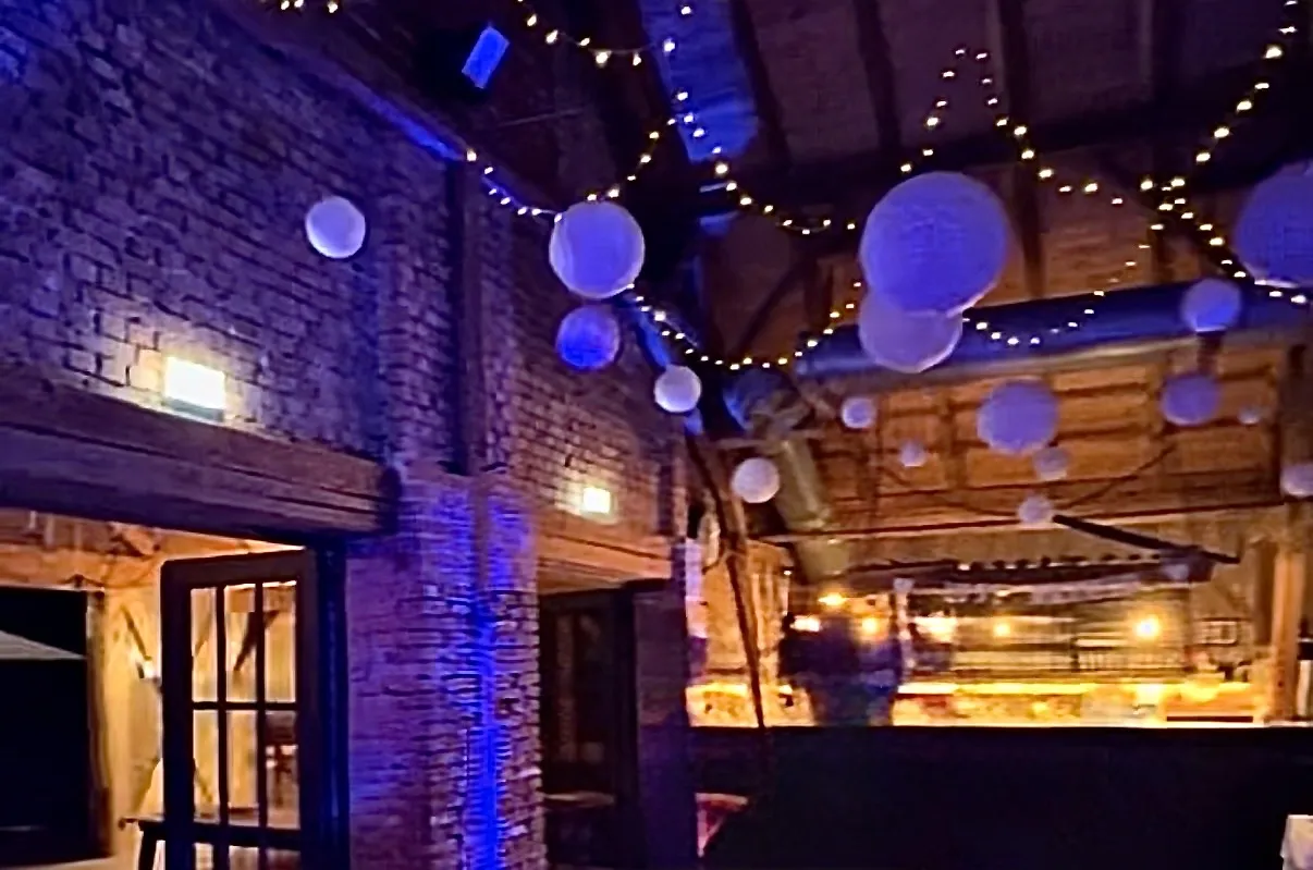 DJ New Inside: Alte Tenne bei Eder am Holz in Moosinning mit Ziegelwand, Holzdach, Lampions und Lichterketten