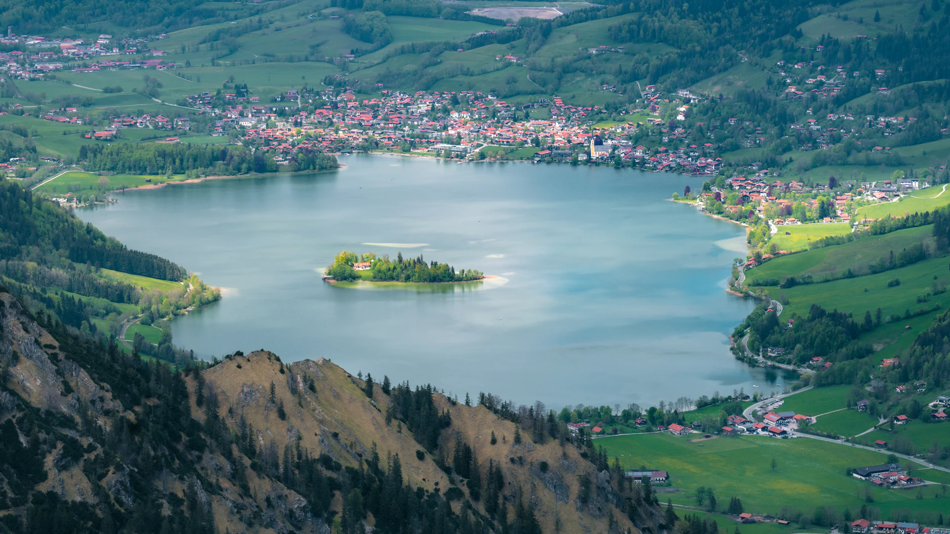 DJ New Inside: Blick über den Schliersee mit der Insel Wörth und den Bergen