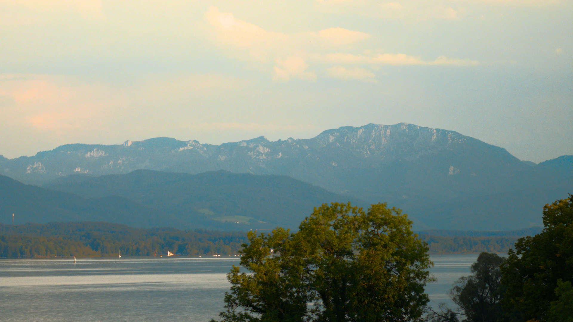 DJ New Inside: Starnberger See mit Blick auf die Berge