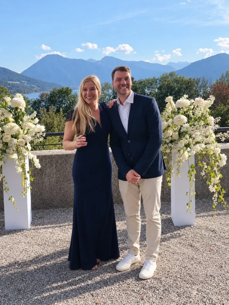 Hochzeits DJ Tegernsee – DJ New Inside mit Traurednerin Anna Reith auf der Gutsterrasse im Käfer Gut Kaltenbrunn, im Hintergrund Tegernsee und Berge