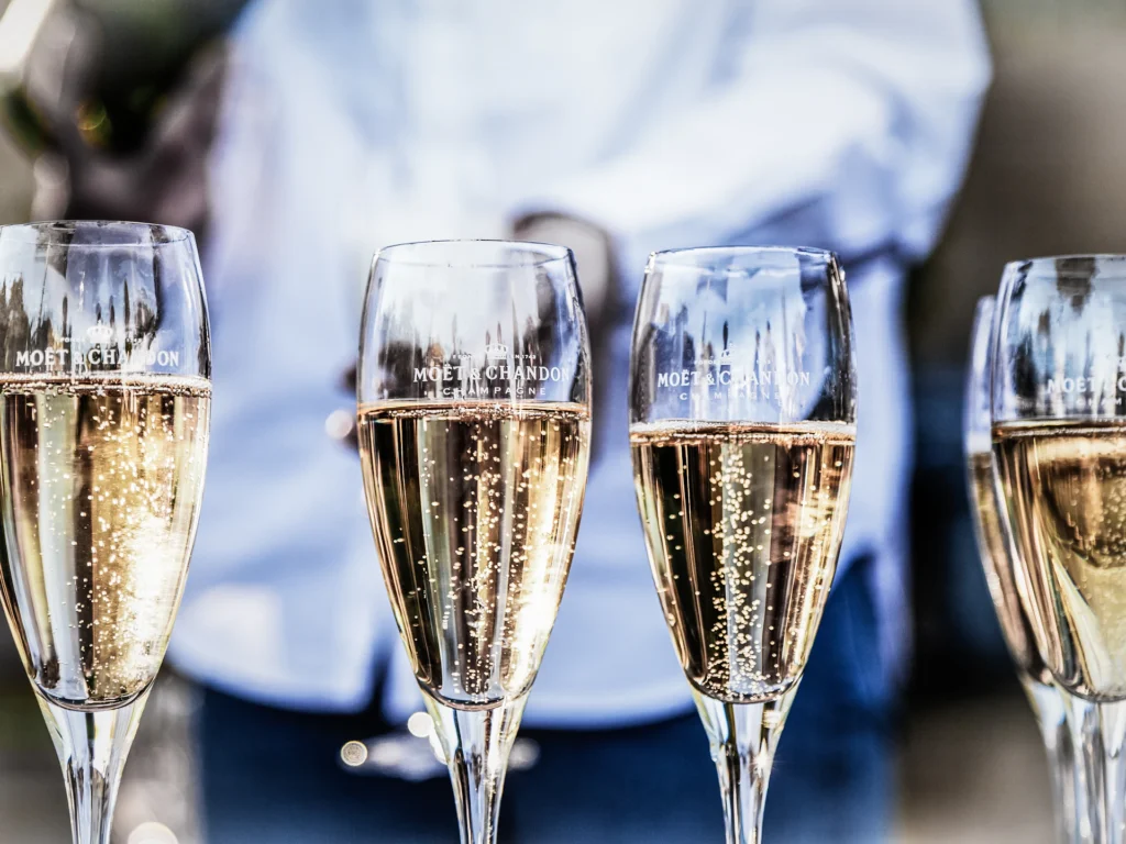 Brautpaar stößt beim Sektempfang nach der Trauung mit Sekt an