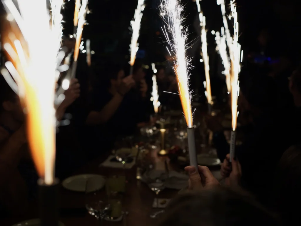 Geburtstagsfeier in München – Tischfontänen leuchten über der festlich gedeckten Tafel