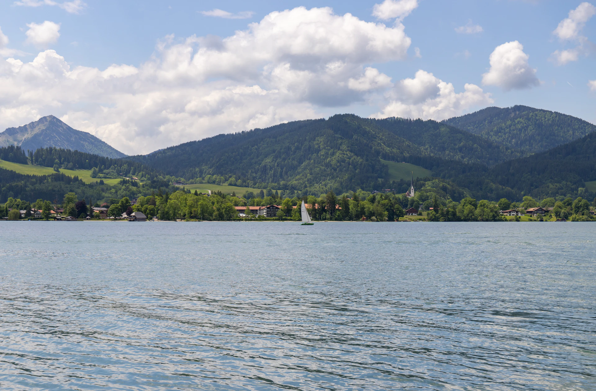 Hochzeits DJ Tegernsee – Blick über den Tegernsee auf die Berge und das Ufer im Sommer